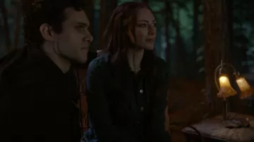 Veronica Beard Jayla Peplum Denim Chaqueta usada por Hope Mikaelson (Danielle Rose Russell) como se ve en Legacies (S04E20)