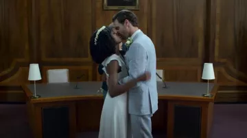 Vestido de víspera de silbidos usado por Louise (Simona Brown) como se ve en Behind Her Eyes (S01E06)