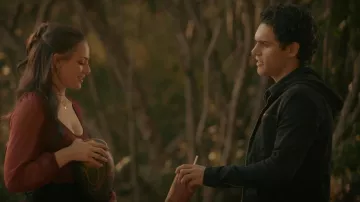 Chaqueta Jean con capucha de John Varvatos usada por Landon Kirby (Aria Shahghasemi) como se ve en Legacies (S04E20)