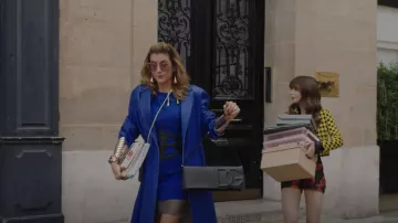 The belt bag of Camille (Camille Razat) in Emily in Paris (S01E04)