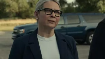 Gafas Tom Ford usadas por Marie Cahill (Lucy Newman-Williams) como se ve en el programa de televisión Tom Clancy's Jack Ryan (S03E06)