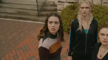 Sudadera Sunset + Spring Rainbow Arm usada por Lizzie Saltzman (Jenny Boyd) como se ve en Legacies (S01E12)