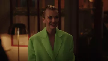 Crêpe Jacquemus Marino Blazer à double poitrine porté par Camille (Camille Razat) vu dans Emily à Paris (S03E04)