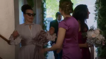 Marc Jacobs Rosette Crepe Jersey Mono usado por Maggie Amato (Debi Mazar) como se ve en Younger (S06E12)