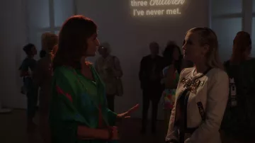 Rianna y Nina Geometria Túnica de punto Sara usada por Louise (Camille Japy) vista en Emily in Paris (S03E04)