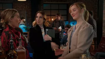 Manteau de laine à manches bouffantes Ulla Johnson Wren porté par Clare (Phoebe Dynevor) vu dans Younger (S07E10)