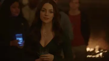 Collar colgante chapado en oro Saint Lola usado por Hope Mikaelson (Danielle Rose Russell) como se ve en Legacies (S04E18)