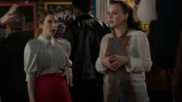 Rick Owens Central Print Round Neck Shirt usada por Maggie Amato (Debi Mazar) como se ve en Younger (S07E10)