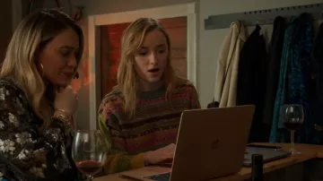 Urban Outfitters Penny Patchwork Cropped Sweater usado por Clare (Phoebe Dynevor) como se ve en Younger (S07E10)