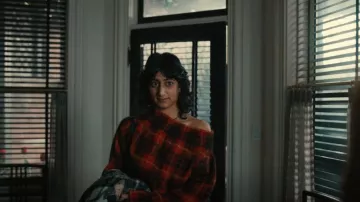 Monse Plaid Off Shoulder Mohair Sweater usado por Veera (Sunita Mani) como se ve en Servant (S03E01)