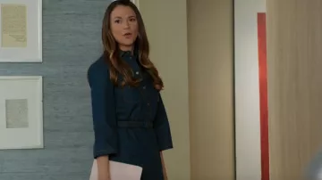 Gucci Belted Denim Vestido usado por Liza Miller (Sutton Foster) como se ve en Younger (S07E10)