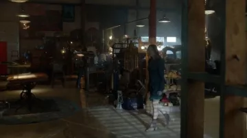 Steve Madden Botines usados por Aurora de Martel (Rebecca Breeds) como se ve en Legacies (S04E18)