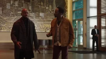Chaqueta de gamuza Banana Republic usada por Julian Murchison (Harold Perrineau) como se ve en The Best Man: The Final Chapters (S01E01)