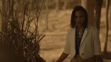 Free People Got Your Back Lace-Up Back Crop Blazer usado por Cleo Sowande (Omono Okojie) como se ve en Legacies (S04E18)
