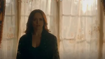 Norma Kamali Devoré-Velvet And Tulle Robe usada por Aurora de Martel (Rebecca Breeds) como se ve en Legacies (S04E18)