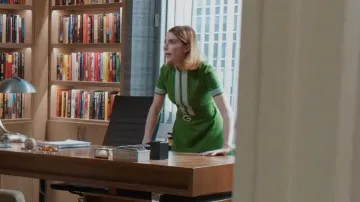 Gucci Belted Crepe Vestido usado por Lauren Heller (Molly Kate Bernard) como se ve en Younger (S07E11)
