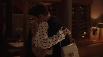 Mini bolso Balmain Ely en cuero blanco usado por Camille (Camille Razat) como se ve en Emily en París (S03E05)