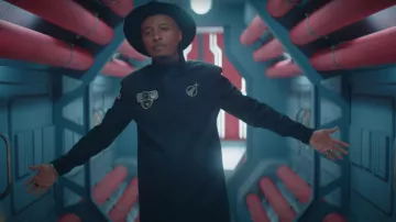 Le chapeau Fedora De Bornarel noir porté par Soprano dans son clip Près des étoiles