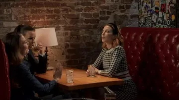Miu Miu Gingham Check Pull Cropped porté par Lauren Heller (Molly Kate Bernard) vu dans Younger (S07E12)