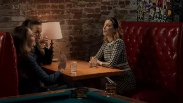Miu Miu Twin Twin portée par Lauren Heller (Molly Kate Bernard) vue dans Younger (S07E12)