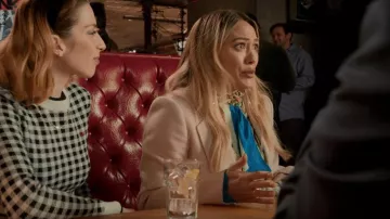Gucci Ruffled Floral Print Silk Jacquard Blouse porté par Kelsey Peters (Hilary Duff) vu dans Younger (S07E12)