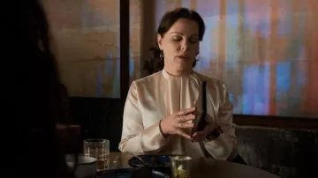 Loewe Lavalliere Tie Blusa de satén martillado detallada usada por Maggie Amato (Debi Mazar) como se ve en Younger (S07E12)