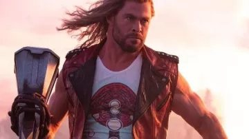 Gilet en cuir rouge à pointes cloutées porté par Thor (Chris Hemsworth) dans la garde-robe Thor: Love and Thunder