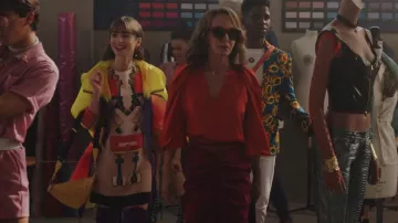 Bolso bandolera de cuero Prada Triangle usado por Emily Cooper (Lily Collins) como se ve en Emily en París (S03E07)
