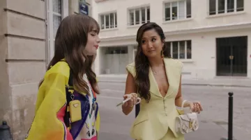 Balmain Blazer Clutch usado por Mindy Chen (Ashley Park) como se ve en Emily in Paris (S03E07)