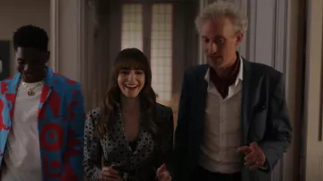 Junya Watanabe Blazer con estampado geométrico usado por Emily Cooper (Lily Collins) visto en Emily in Paris (S03E07)