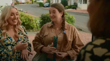 H&M Cropped Twill Jack­et worn by Hannah Jarrett-Scott as seen in Two Doors Down (S06E06)