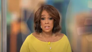 Robe fourreau plissée New York & Company portée par Gayle King vue dans CBS Mornings le 22 décembre 2022