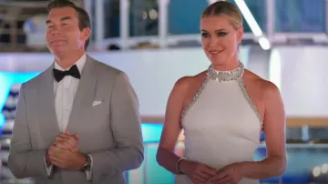 Pamella Roland Embellie Robe fourreau en crêpe à col rond rond portée par Rebecca Romijn vue dans The Real Love Boat (S01E12)