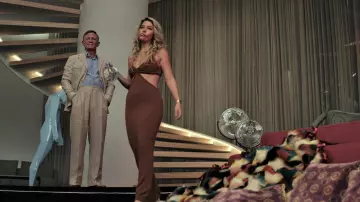 La robe Cult Gaïa marron bronze portée par Whiskey (Madelyn Cline) dans le film Glass Onion - Une histoire à couteaux tirés