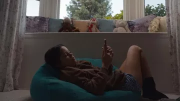 Short à carreaux vichy bleu porté par Vada Cavell (Jenna Ortega) dans les tenues du film The Fallout