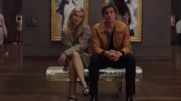 Alexander McQueen Hebilla de cuero Point Toe Mules usados por Camille Razat como se ve en Emily en París (S03E09)