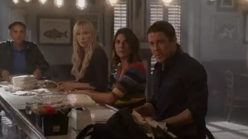 Nicholas Jovie Haut en tricot côtelé rayé porté par Sophie Devereaux (Gina Bellman) comme on le voit dans Leverage: Redemption (S02E08)