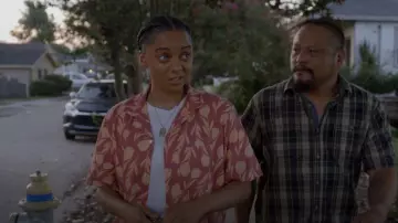 Gap Va­cay Shirt worn by Breanna Casey (Aleyse Shannon) as seen in Leverage: Redemption (S02E08)