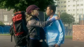 Eurohike Wilderness 70 Trilogy porté par Rose Tyler (Billie Piper) vu dans Doctor Who (S02E01)