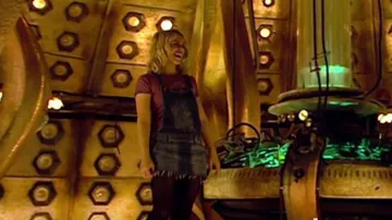 Nerdychickcosplay camiseta rosa con Crown Patch usado por Rose Tyler (Billie Piper) como se ve en Doctor Who (S02E02)