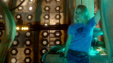Camiseta Urban Renewal Pirates Arrr Cool usada por Rose Tyler (Billie Piper) como se ve en Doctor Who (S02E03)