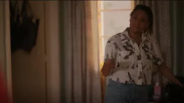 Anine Bing Scout Crane Print Shirt usada por Sophie Suarez (Rosanny Zayas) como se ve en The L Word: Generation Q (S03E06)