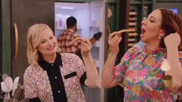 Bode Mul­ti­col­or Pomme Fruit Shirt worn by Amy Poehler as seen in Baking It (S02E02)