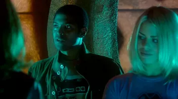 Camiseta Fruit of the Loom Ninetendo Know Your Roots usada por Mickey Smith (Noel Clarke) como se ve en Doctor Who (S02E03)