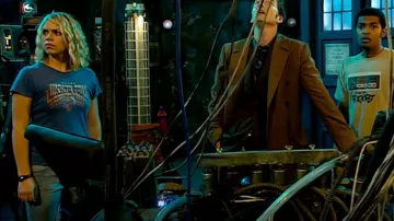 Camiseta Realitee Witchita Falls Tiger usada por Rose Tyler (Billie Piper) vista en Doctor Who (S02E04)