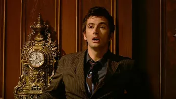 Christian Lacroix Corbata marrón con patrón de remolino azul usado por el Doctor (David Tennant) como se ve en Doctor Who (S02E04)