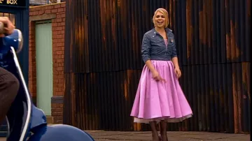 Chaqueta Topshop Grey Bomber usada por Rose Tyler (Billie Piper) como se ve en Doctor Who (S02E07)