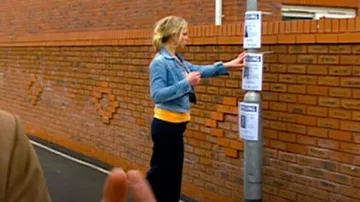 Pantalon large bleu marine Topshop porté par Rose Tyler (Billie Piper) vu dans Doctor Who (S02E11)