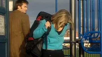 American Apparel Black Cami porté par Rose Tyler (Billie Piper) vu dans Doctor Who (S02E12)