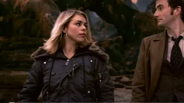 Firetrap Hunta Veste portée par Rose Tyler (Billie Piper) vue dans Doctor Who (S02E12)